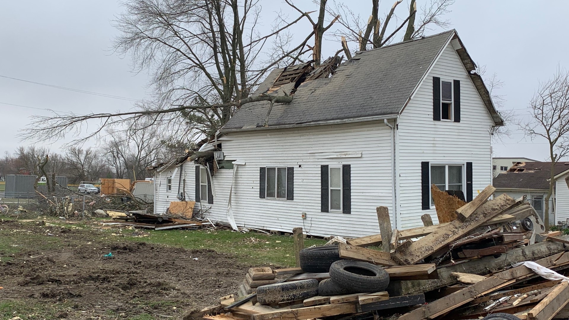 Photos: Crews Clean Up Tornado-ravaged Swayzee, Indiana 