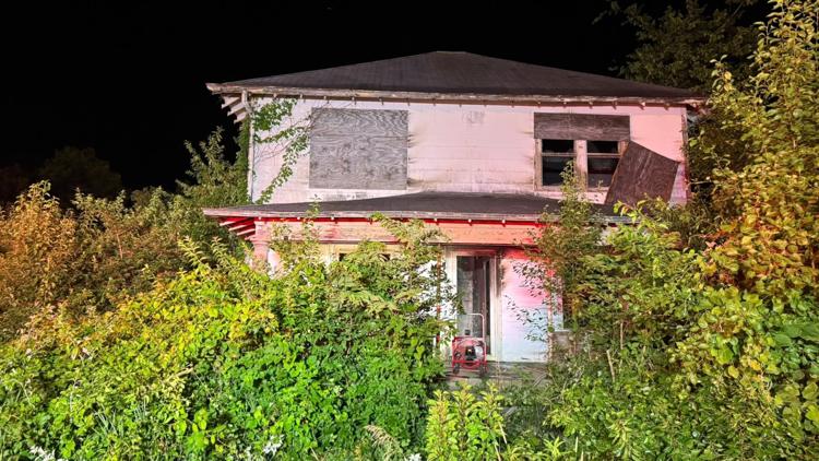 Firefighter injured in Hancock County house fire