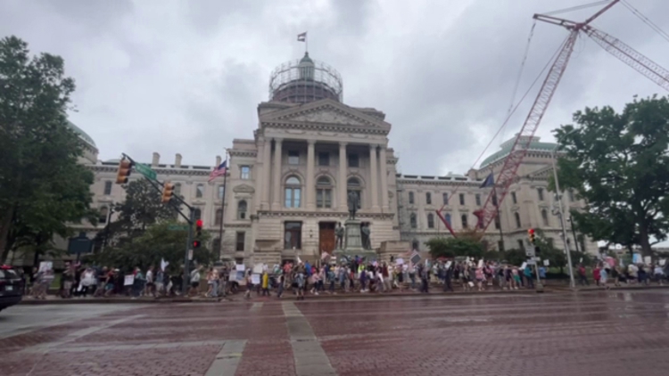 Thousands gather in downtown Indianapolis for ‘No Kings’ protest