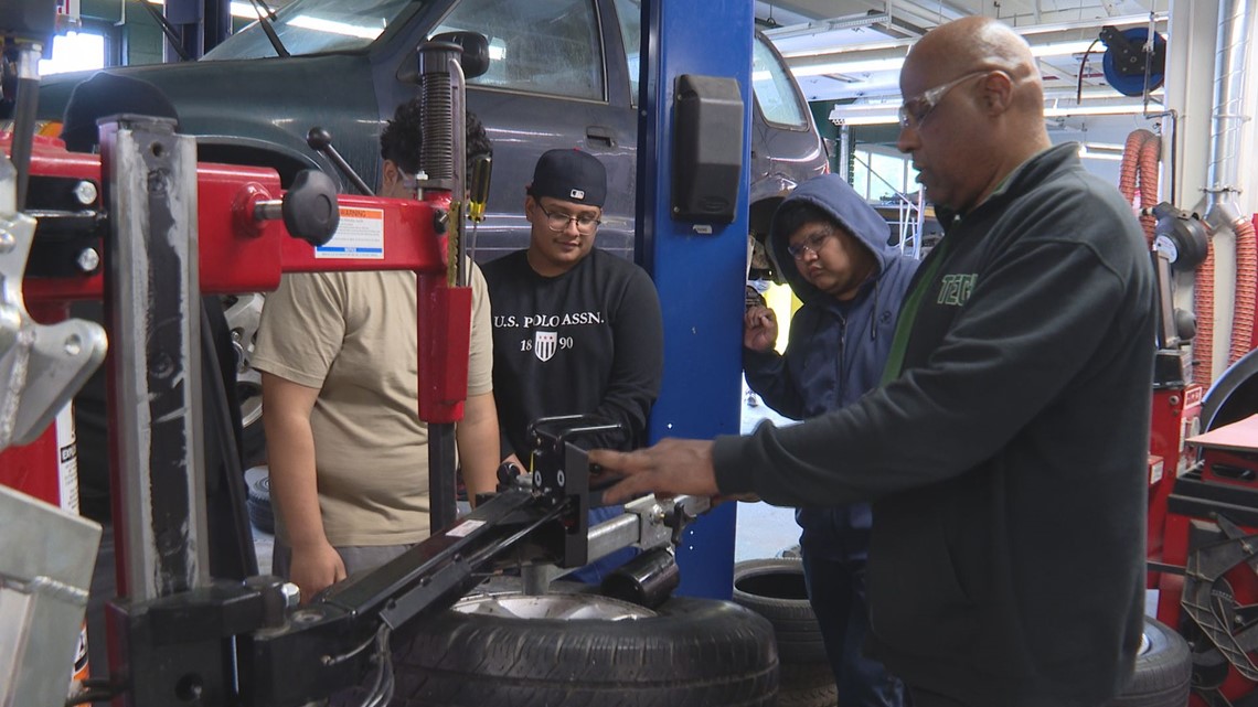 Tech automotive program puts students in the career fast lane - Vimarsana News