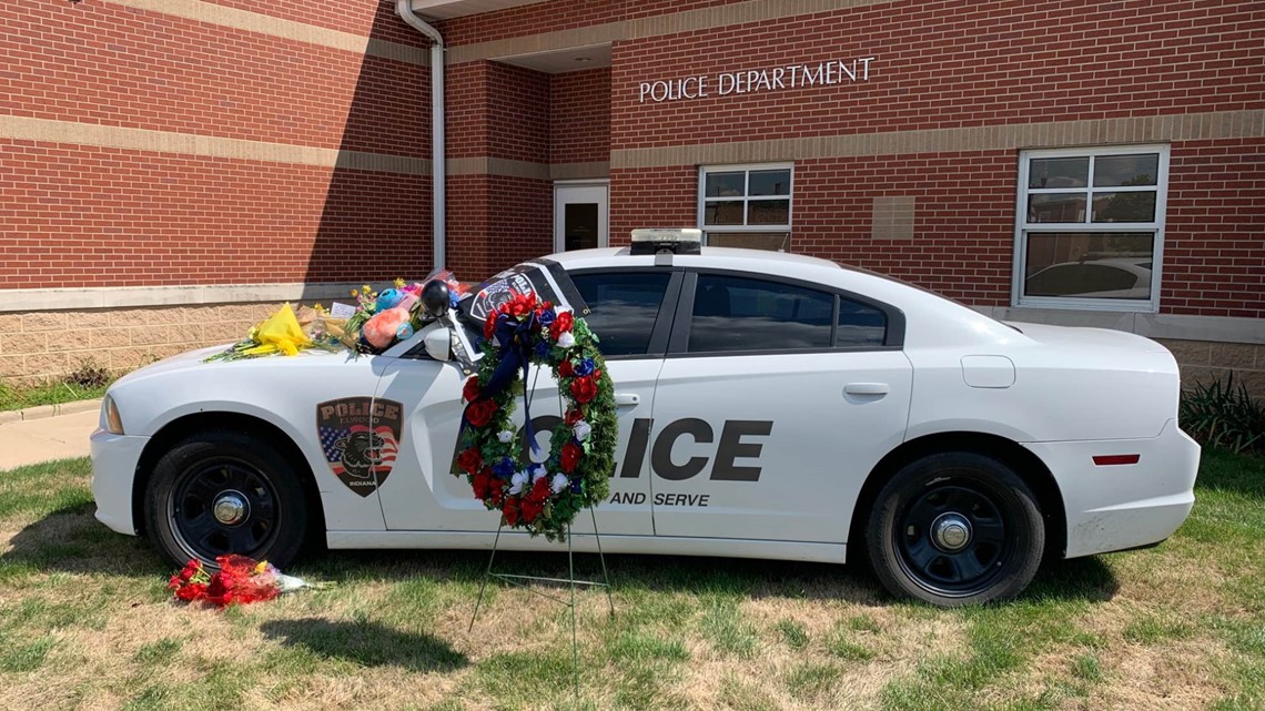 GALLERY: Memorial grows for Elwood officer killed in line of duty ...