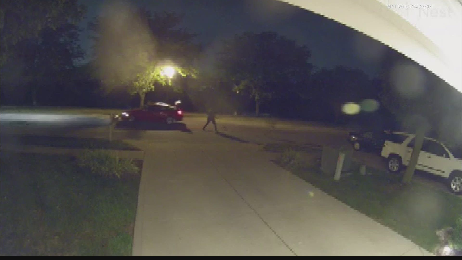 Homeowner's security camera captures suspects jumping on car windshields