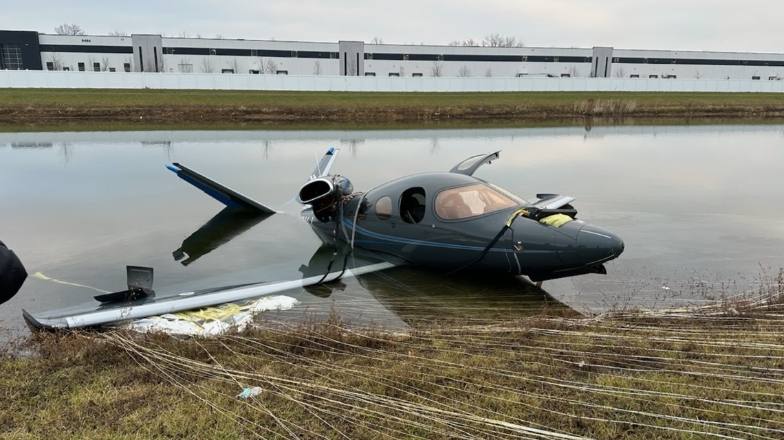 Man who threatened to crash plane into Walmart dies in prison