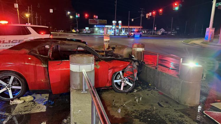 2 injured after car crash in Lawrence