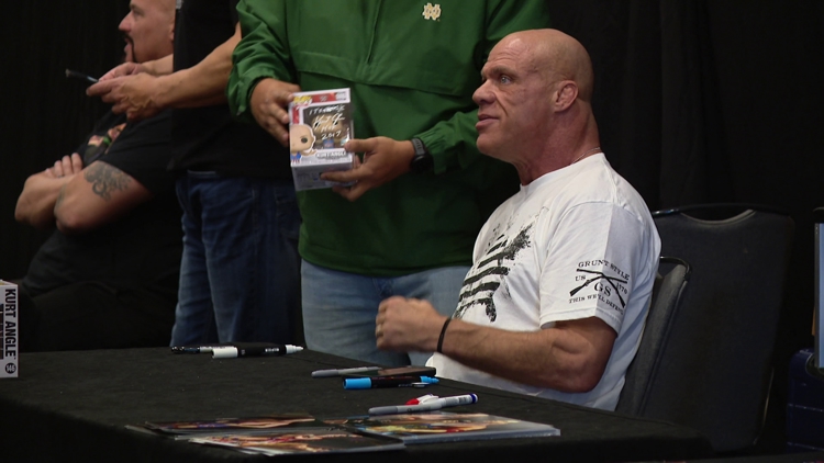 Pro wrestling legends meet thousands of fans at Indianapolis WrestleCon