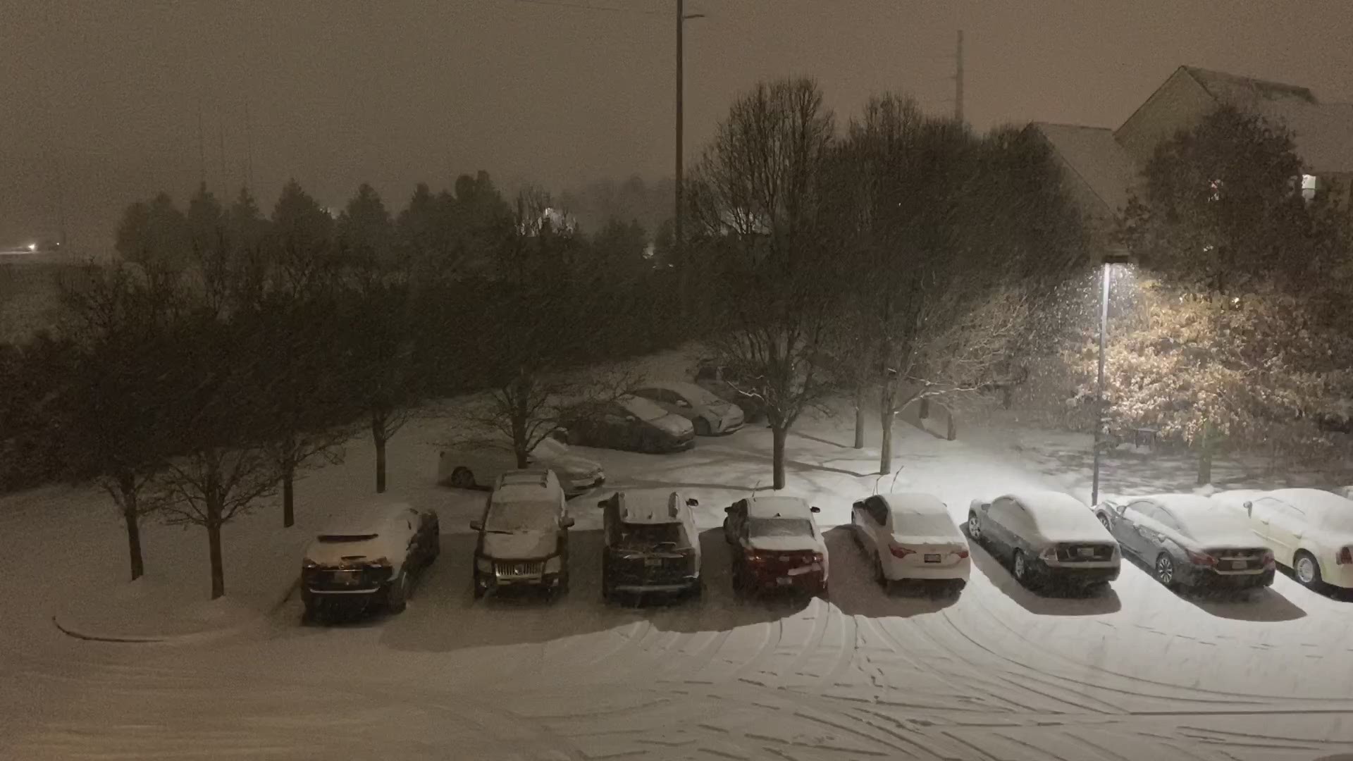 13News photojournalist Frank Young sent in video of the snow going strong on the southeast side of Indianapolis.