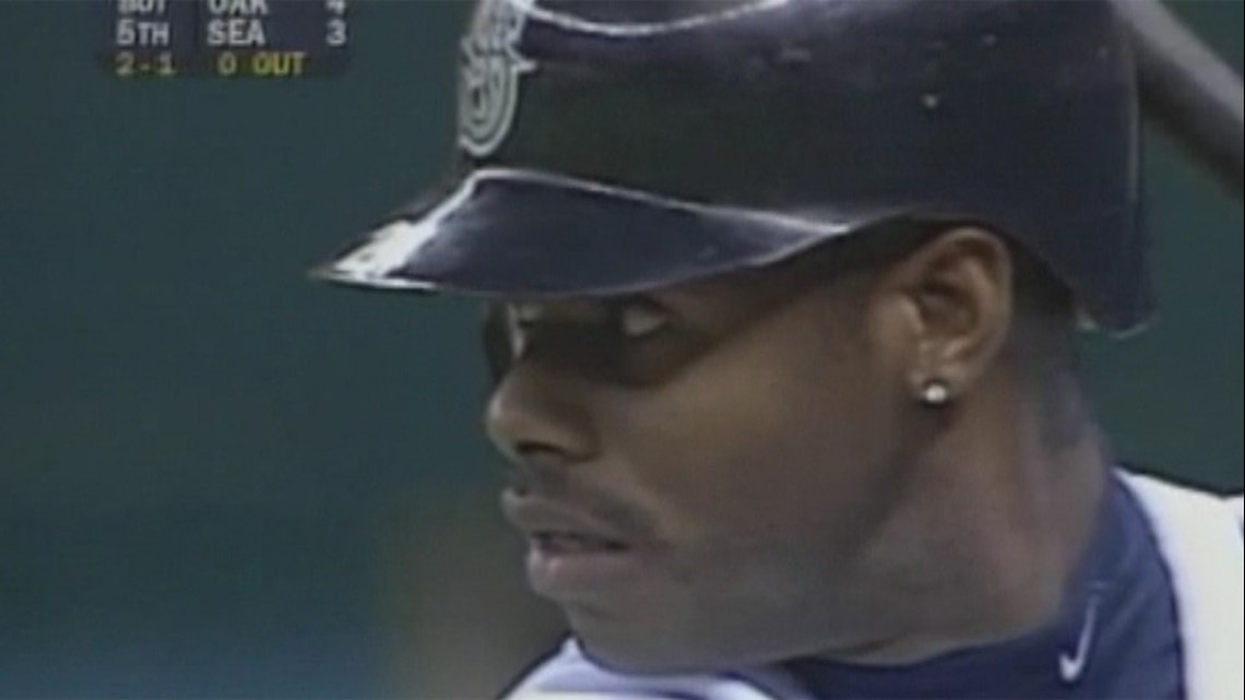 Griffey Jr goes to Hall with Mariners cap; Piazza with Mets