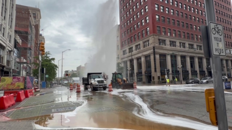 Water line break in downtown Indianapolis causing road closures