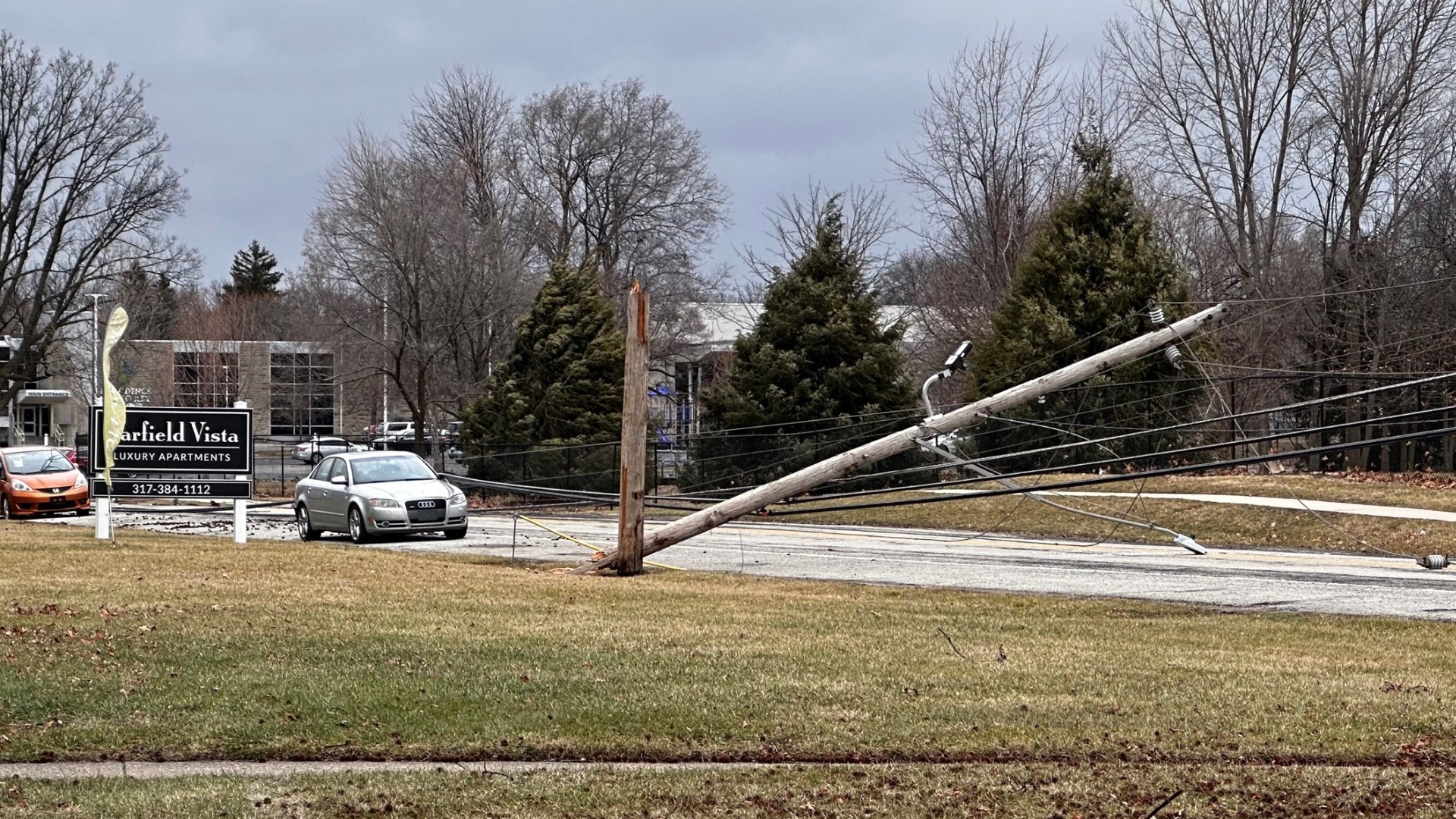 Heavy winds cause damage, power outages in central Indiana | wthr.com