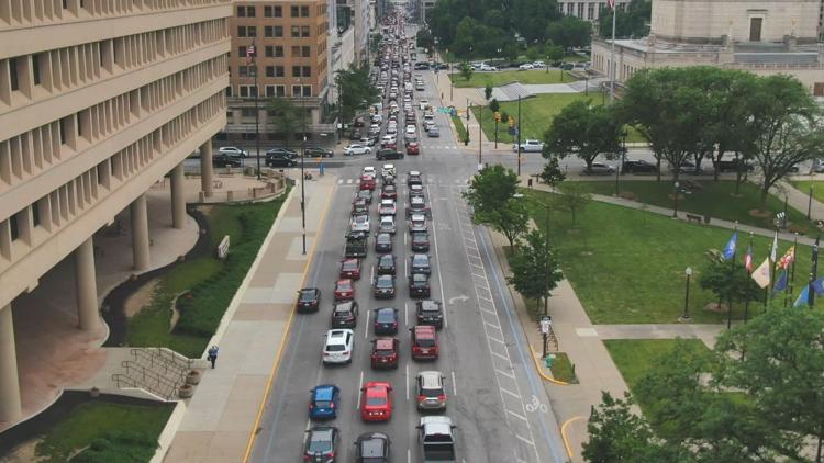 Pacers fans crowd downtown for team gear giveaway
