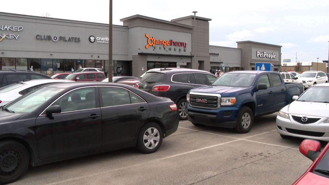 Thieves hit cars outside Greenwood fitness centers