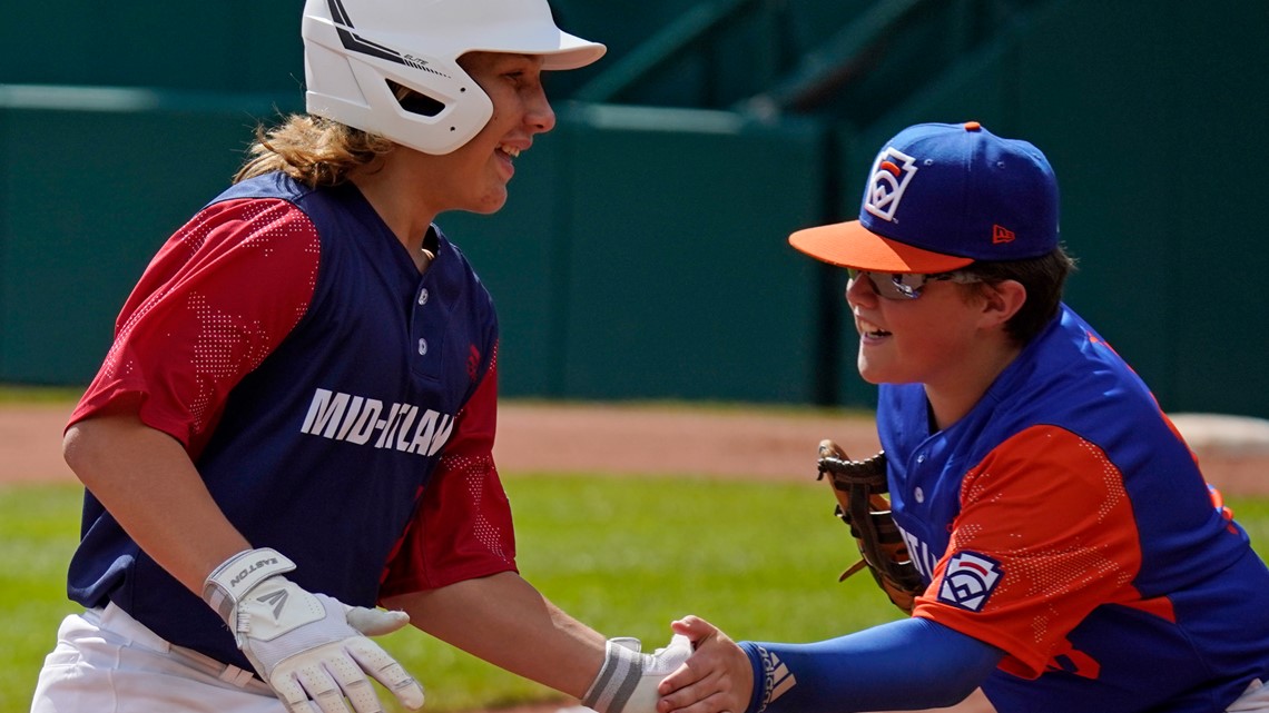 they brought back the LITTLE LEAGUE WORLD SERIES game 😍 