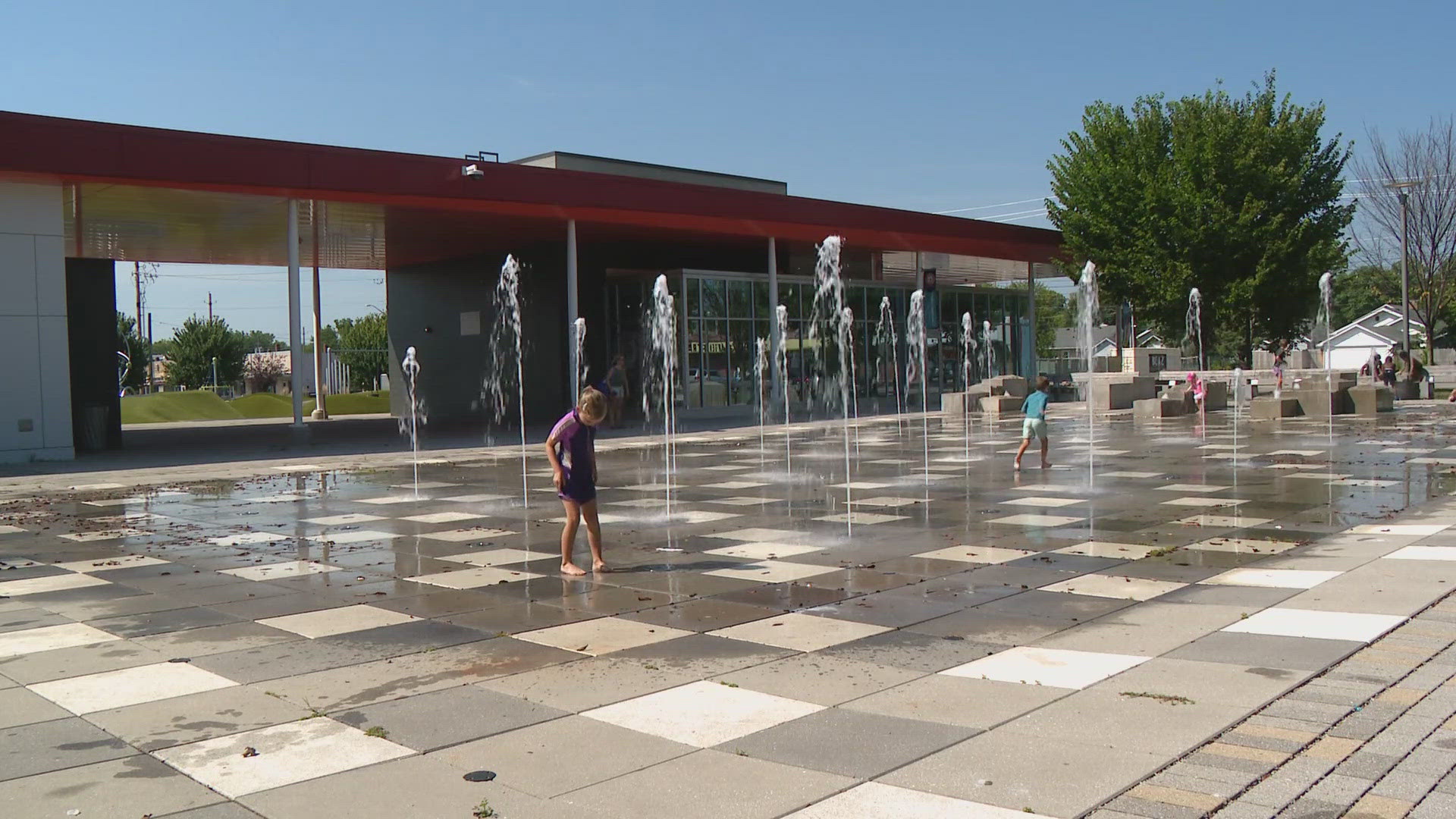 13News reporter Anna Chalker visits some Indy Parks where Hoosiers are trying to beat the heat.