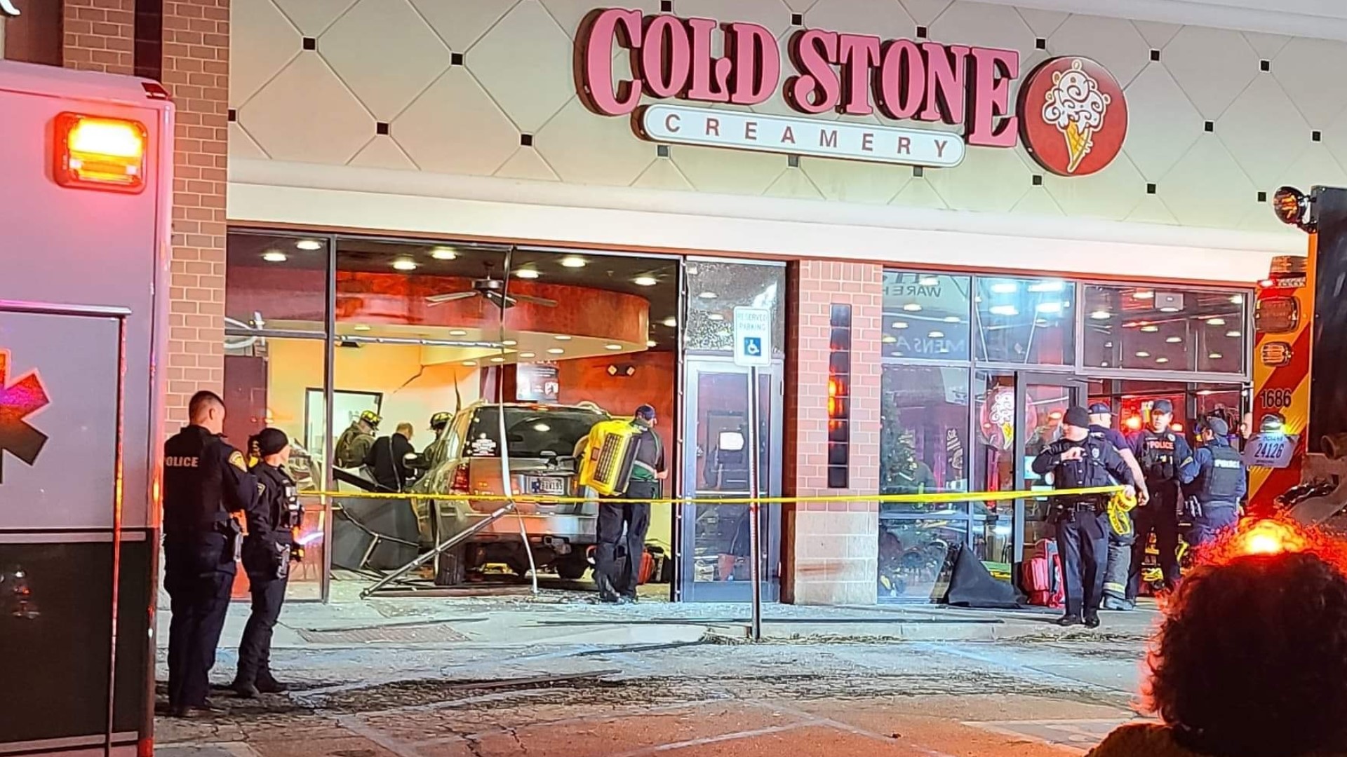 4 Hurt After Car Drives Through Cold Stone Creamery Police Say Wthr Com
