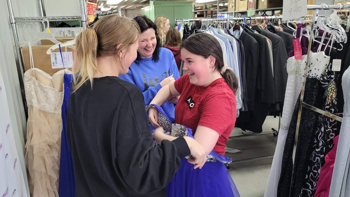 Event helps nearly 200 teens find their perfect dress, suit - Vimarsana News