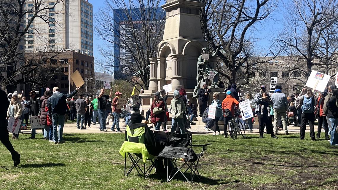 Indianapolis 'No Kings' rally sees thousands protest at Indiana ...