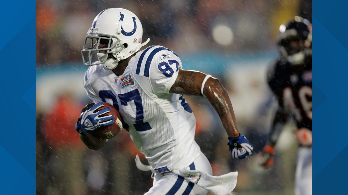 The Indianapolis Colts' Reggie Wayne (87) breaks away for a touchdown  against the Chicago Bears in Super Bowl XLI in Miami, Florida, on Sunday,  February 4, 2007. (Photo by Andrew Innarity/South Florida