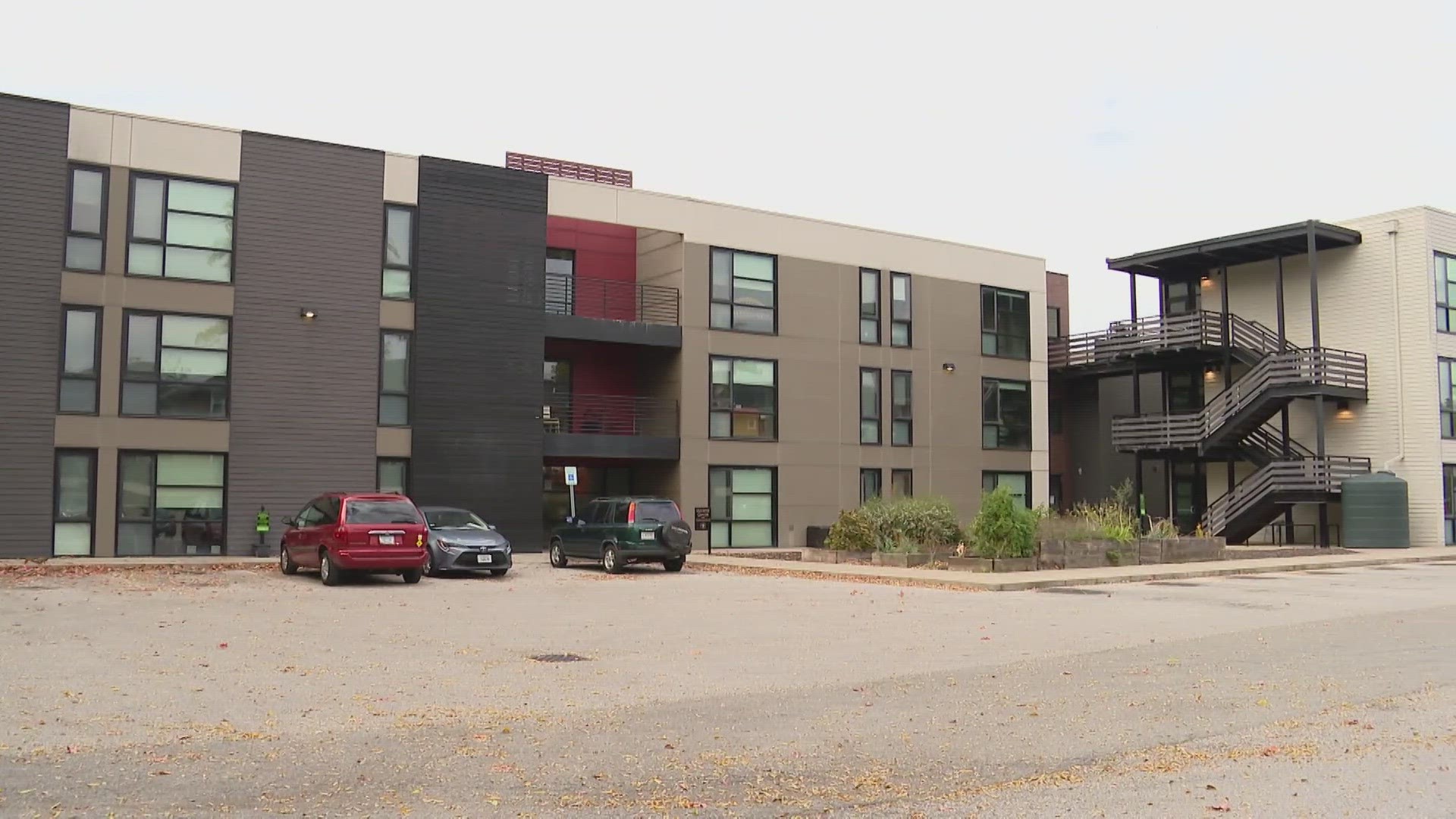 13News reporter John Doran speaks with residents at the Irvington Lofts who say they have been without power for days.