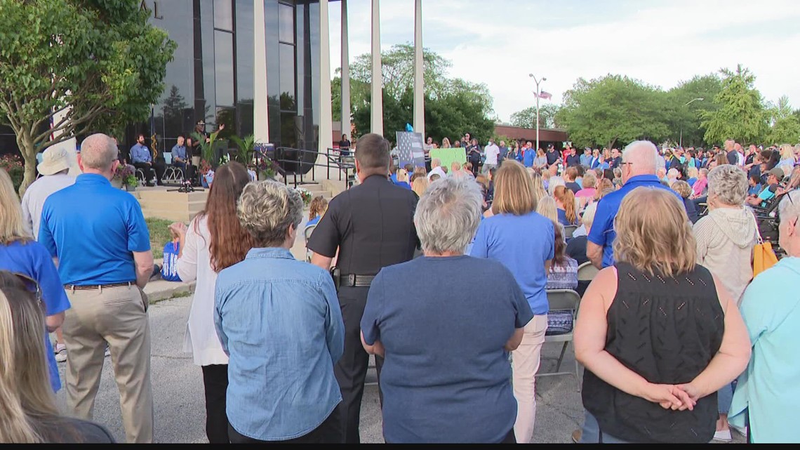 Community gathers to hold vigil for wounded Richmond police officer