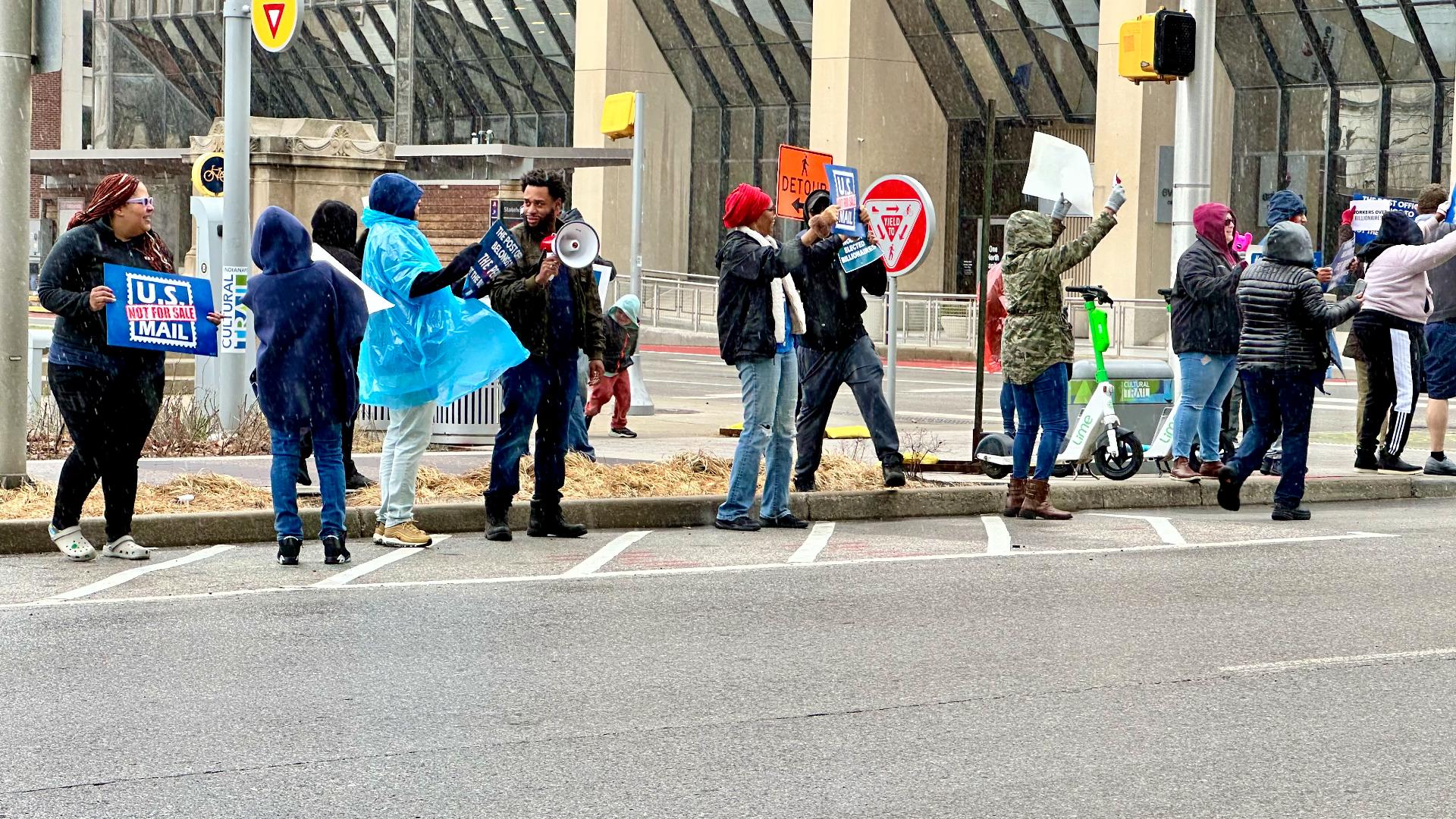 USPS workers rally in Indianapolis against privatization | wthr.com