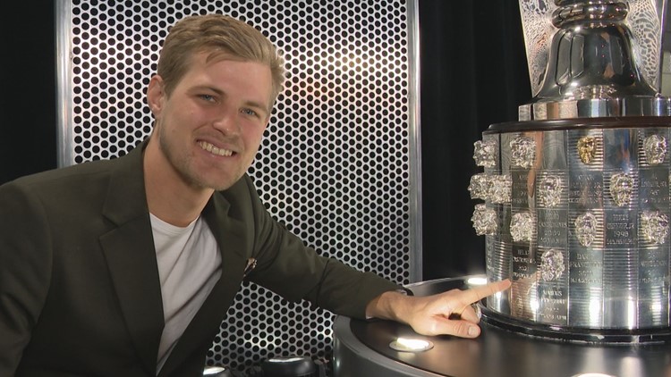 Marcus Ericsson sees his face for 1st time on Borg-Warner Trophy