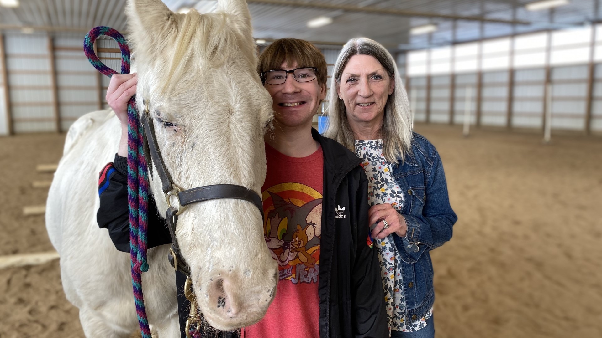 A barn in Camby is offering equine therapy for Hoosiers.