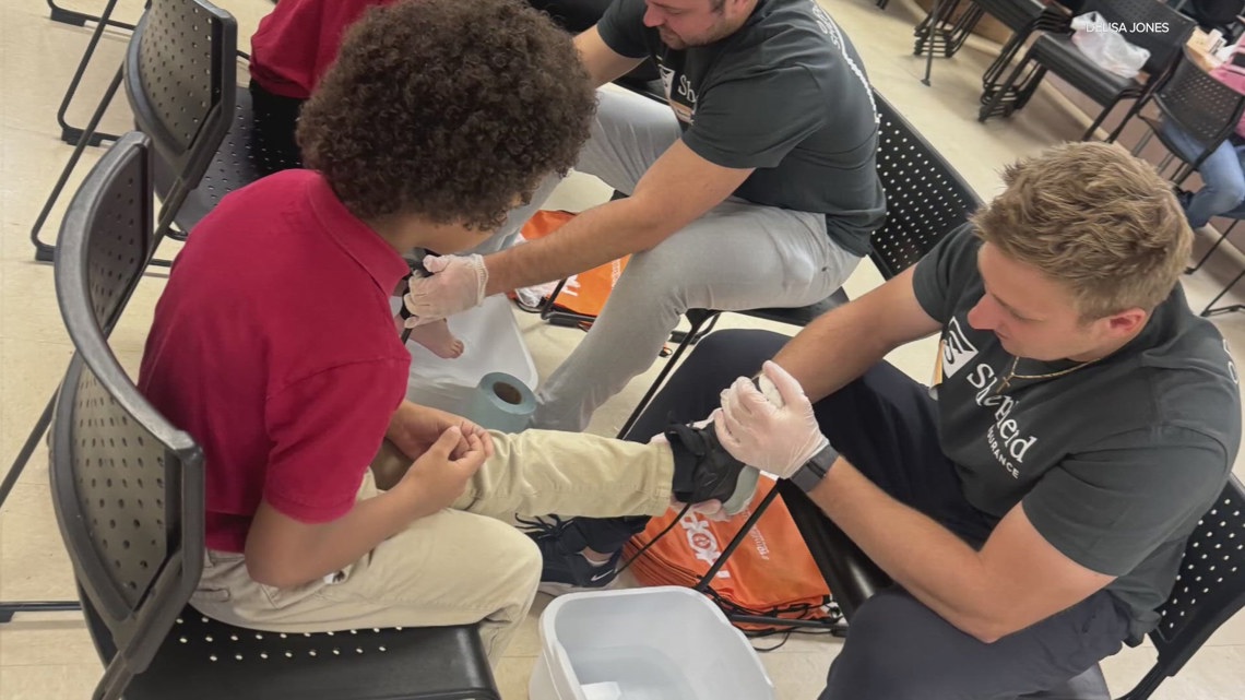 Samaritan's Feet International donates new shoes to Indy elementary school students