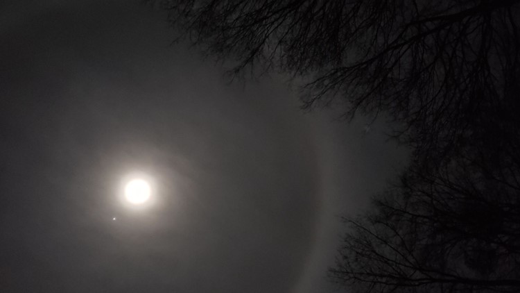 There was a ring of light around the moon tonight : r/mildlyinteresting