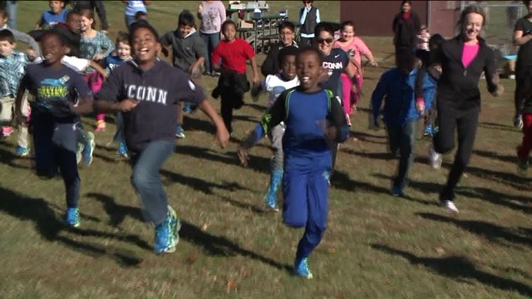 “小曼彻斯特路跑”是为孩子们在感恩节前周末举办的有趣的跑步活动