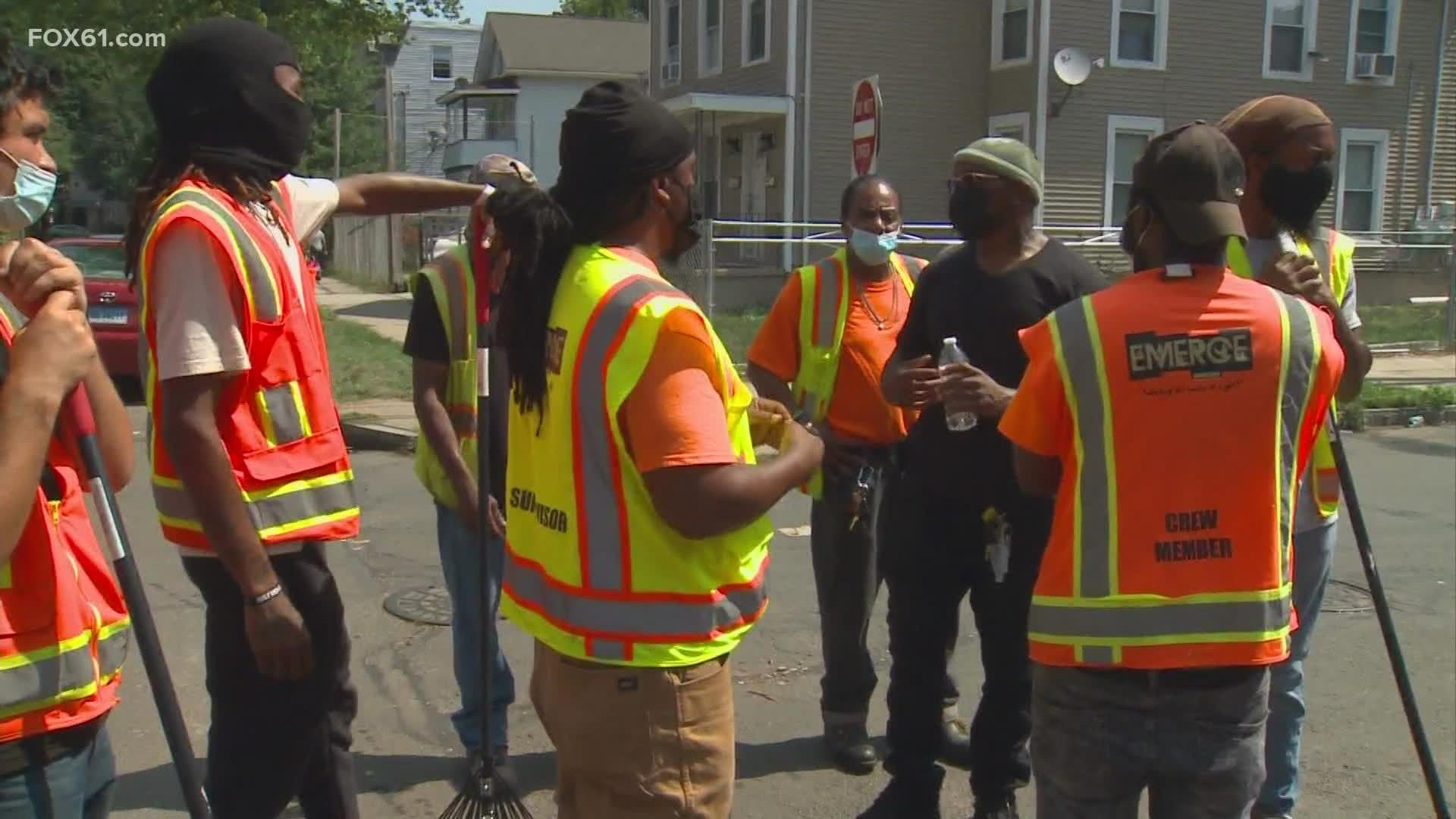 大约12名在雪松山社区公共工程部门工作的人清理了街道，这是一个帮助清理他们生活的项目的一部分。