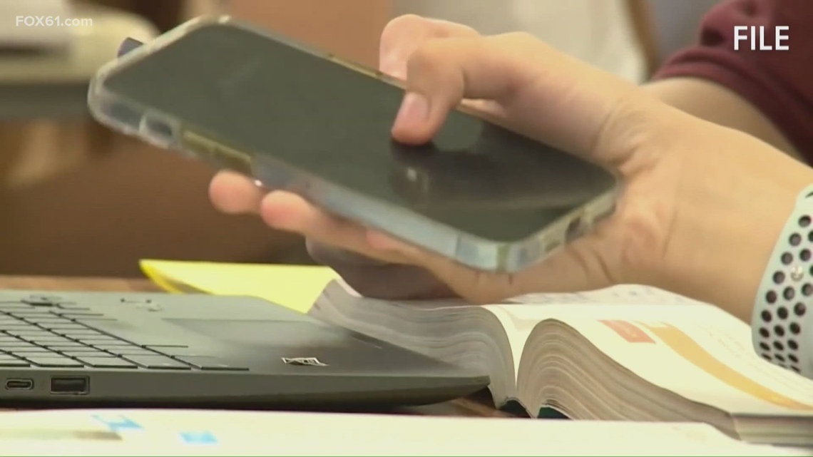 Connecticut House passes bill to ban student cellphones in schools