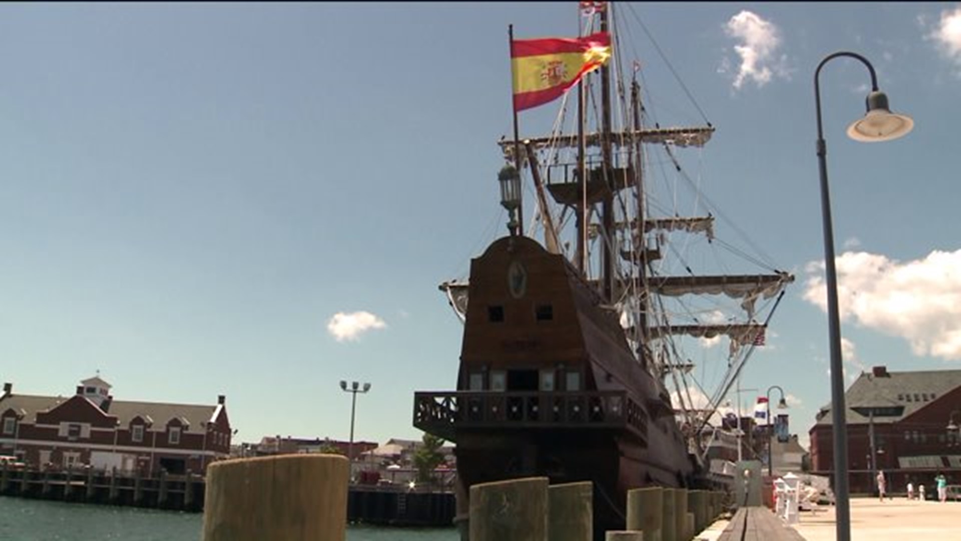 18th century gold, silver, spices ship from Spain docks in New London
