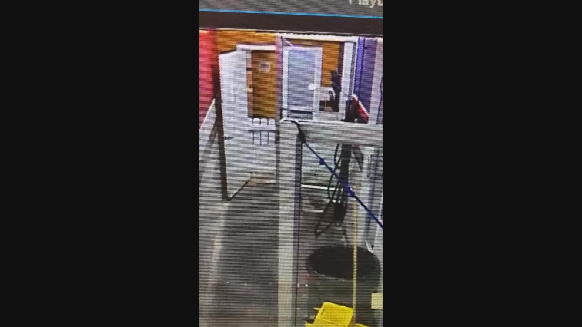 视频显示，嫌疑人从员工区偷走了狗。