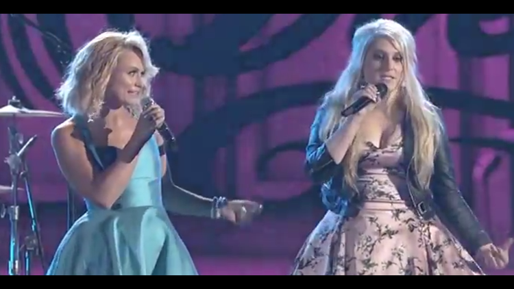 Watch Miranda & Meghan Sing 'All About That Bass' at CMA Awards