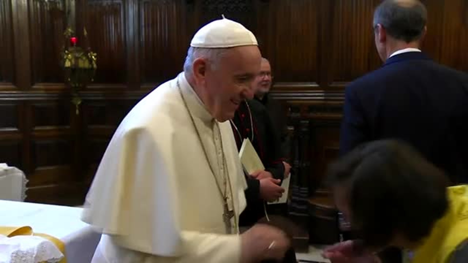 Hejse Er Et bestemt Pope allows ring-kissing after pulling hand away at event | fox61.com