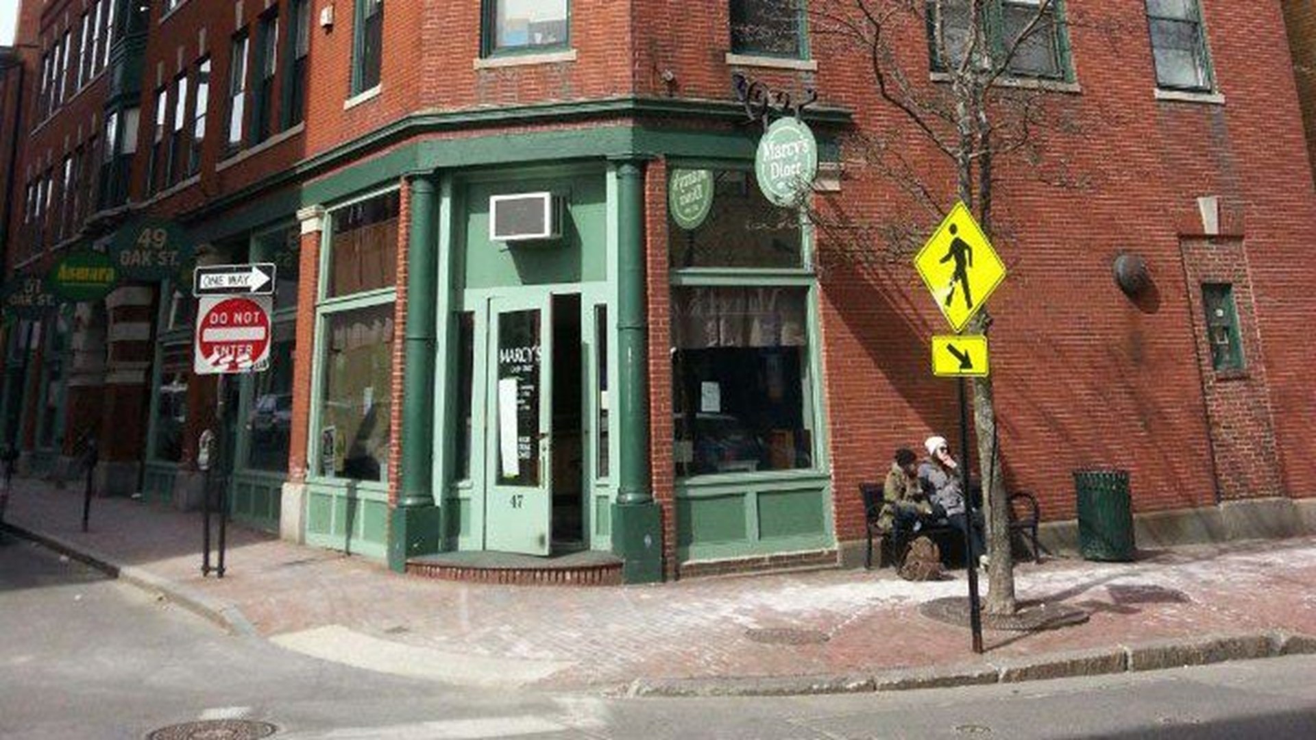 Diner owner defends yelling at 2yearold to stop crying(00)