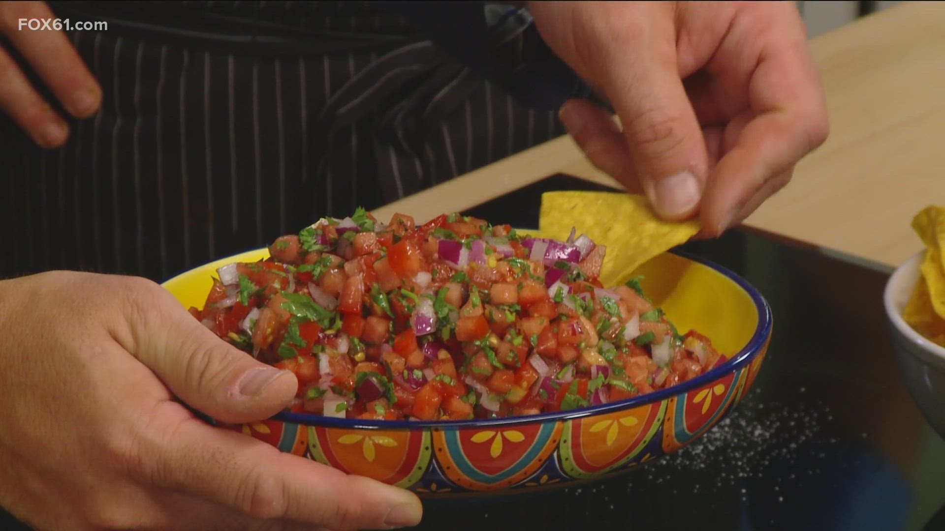 Puente Pub in Unionville shows off its dishes and shares how to make pico de gallo.