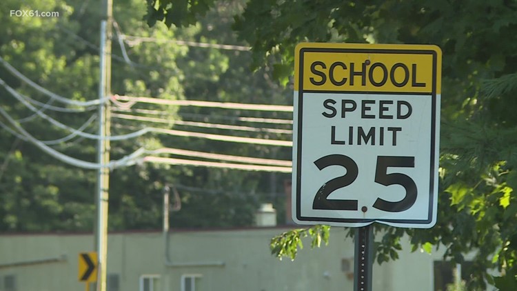 学校上课时，州警察提醒司机遵循学校限速区