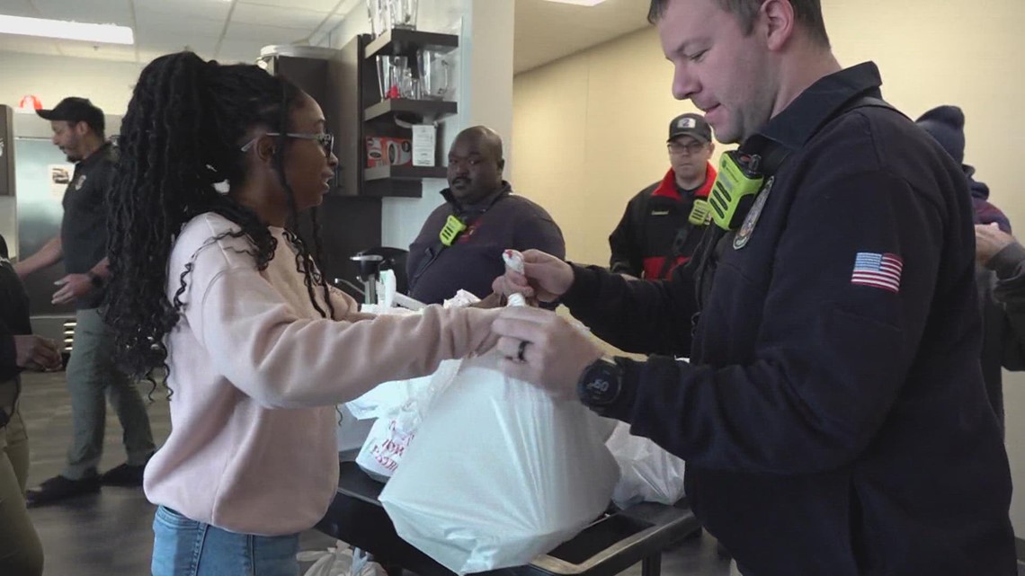 Windsor police deliver Thanksgiving meals to community members