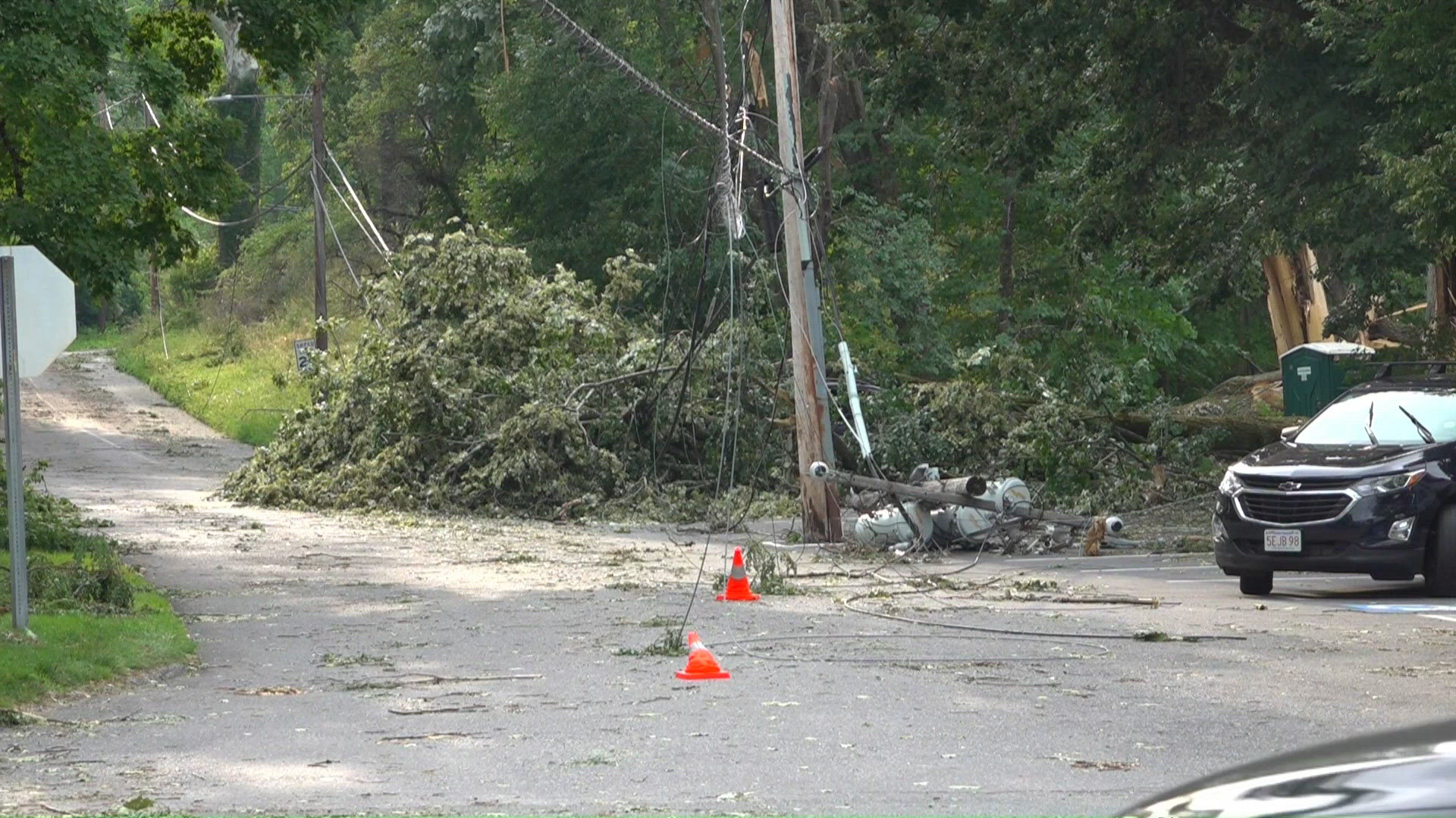 Storm leaves trees down, cuts power across Salisbury | fox61.com