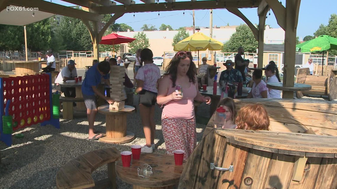 CT restaurants continue outdoor dining despite heat wave
