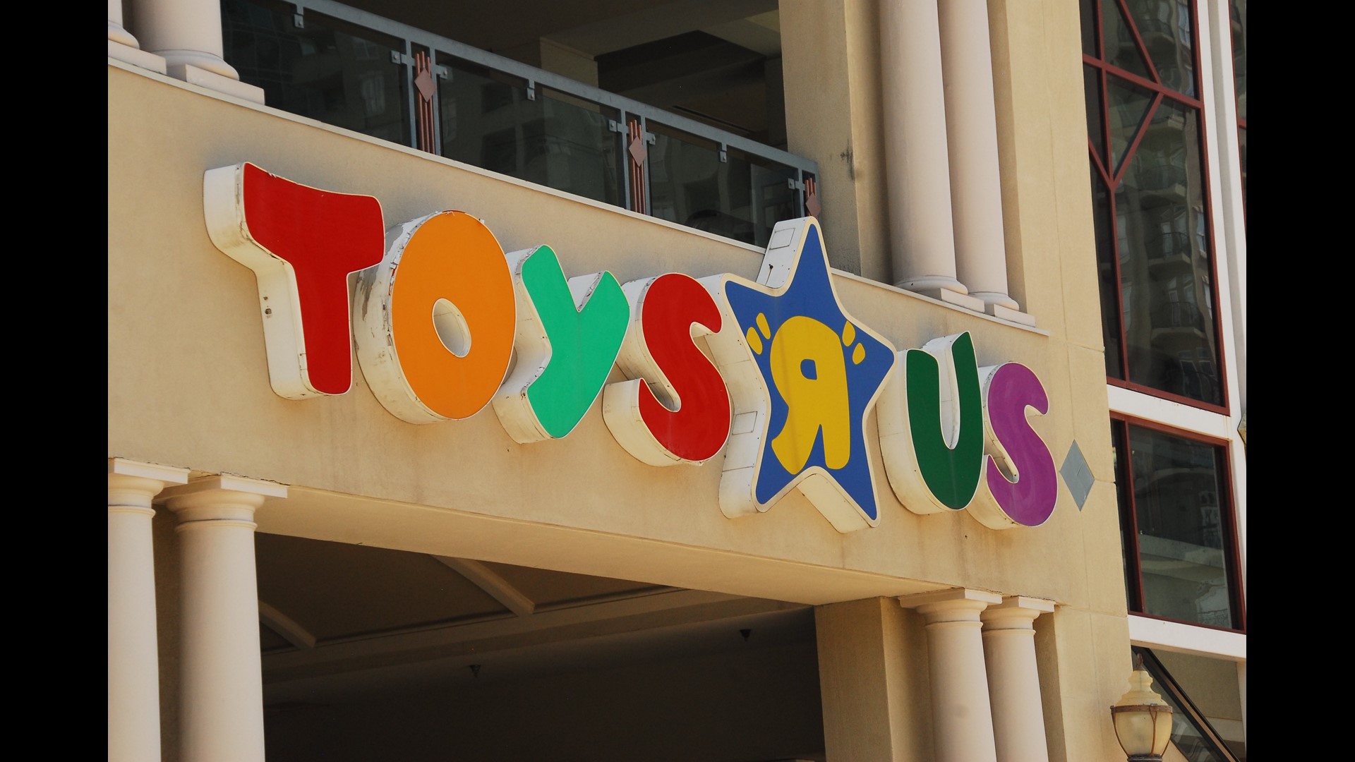 5 things you need to know about Toys R Us closing