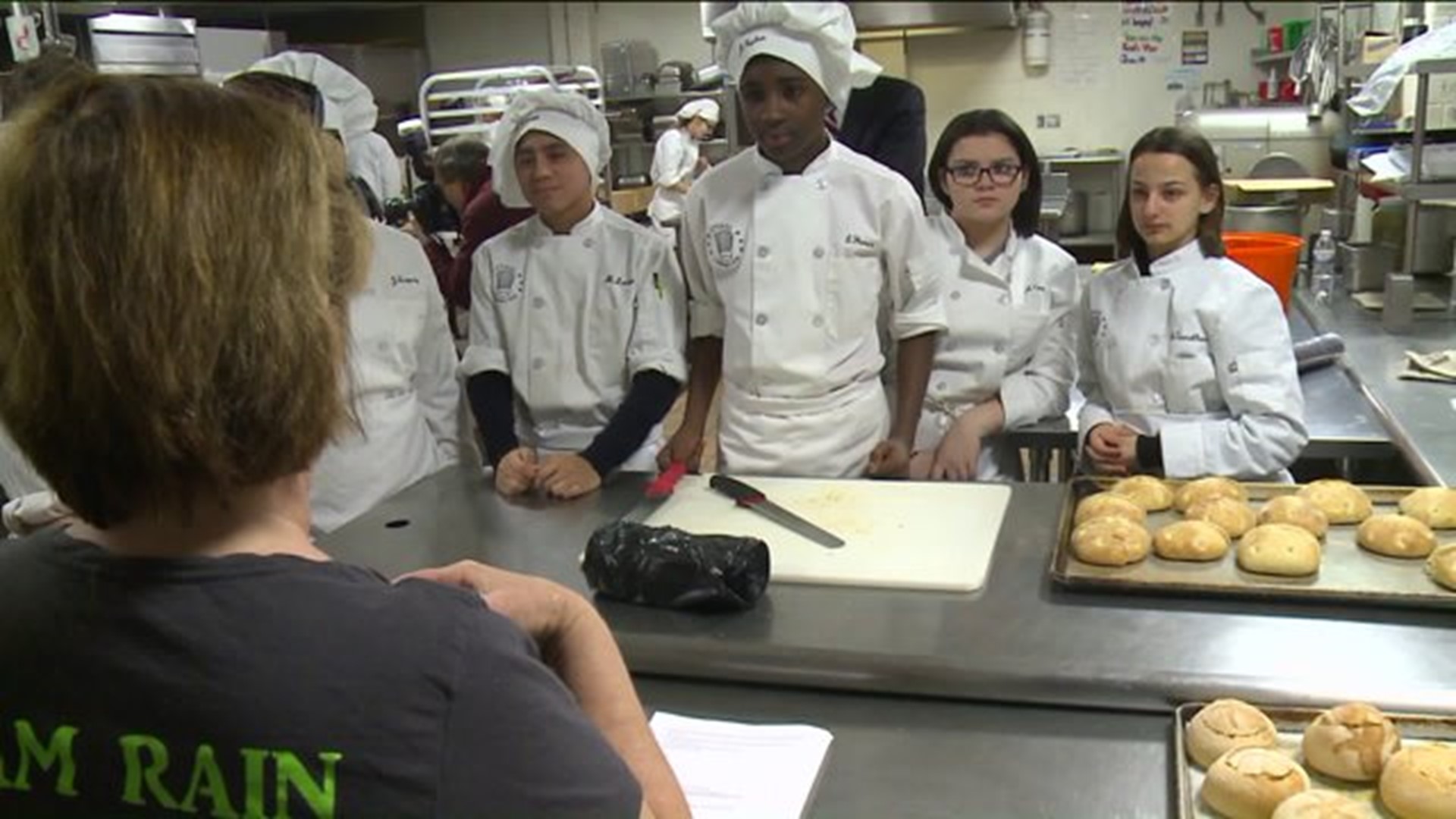 TV star teaches kids how to cook in a restaurant
