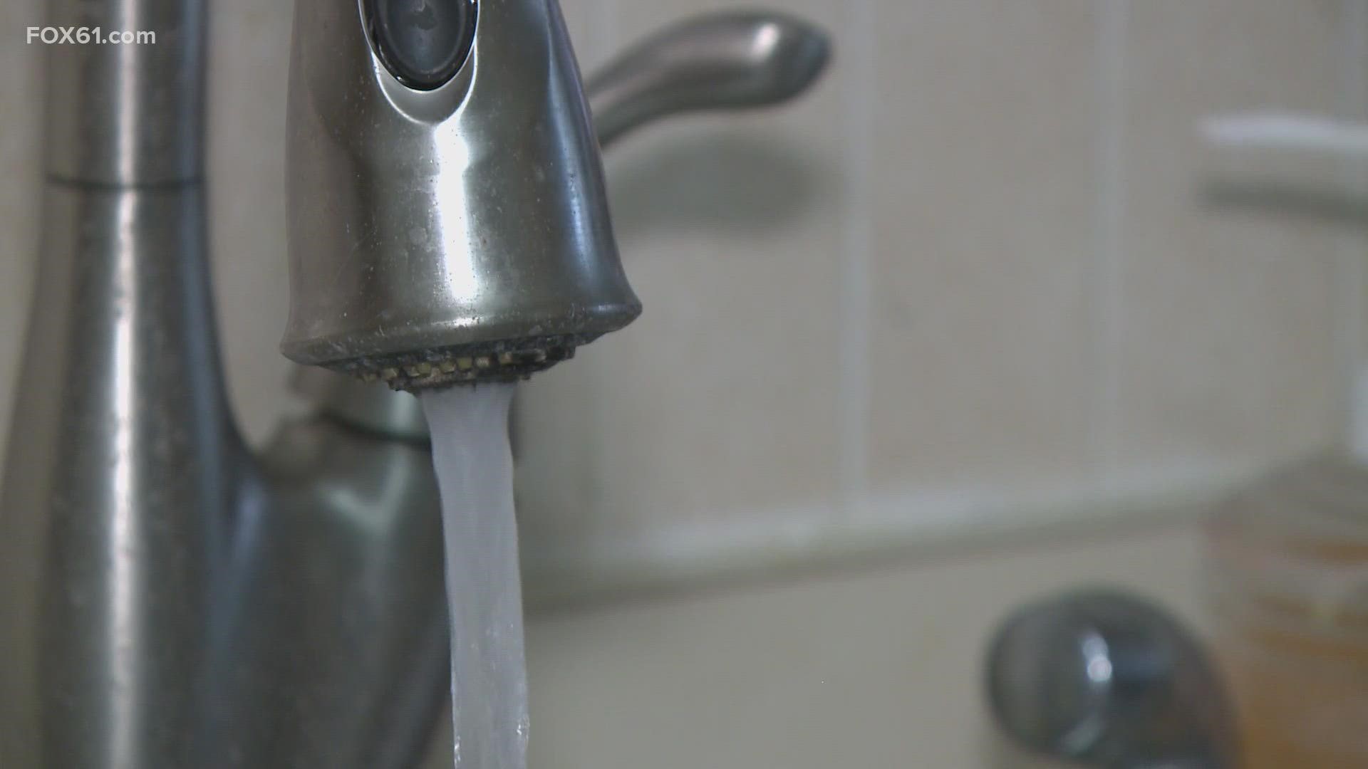 Plainville的一名公寓业主表示，自2017年以来，她就遇到了水的问题。