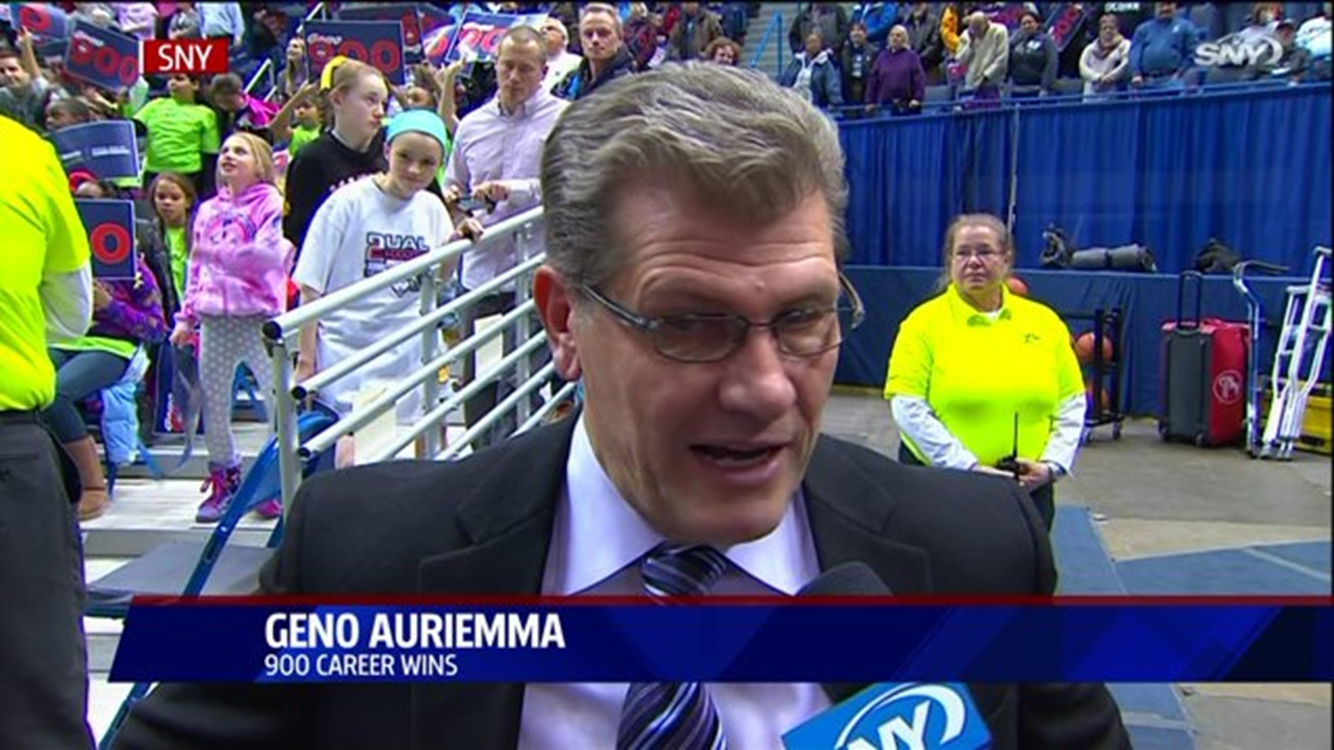 Geno Auriemma discusses his 900th win