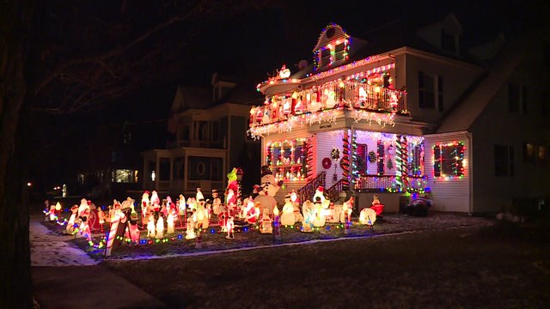 Community comes together one last time to honor beloved Christmas House creator