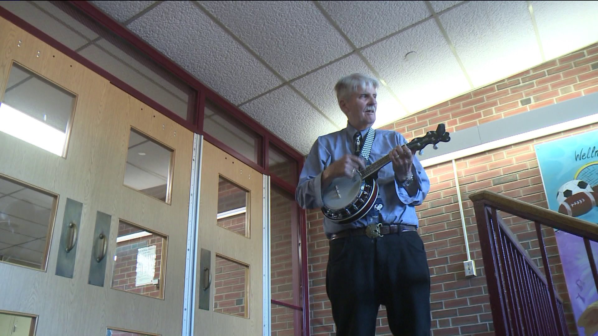 Retired teacher greets students back-to-school playing ukulele