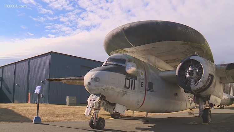 Volunteers restore iconic military planes in Connecticut