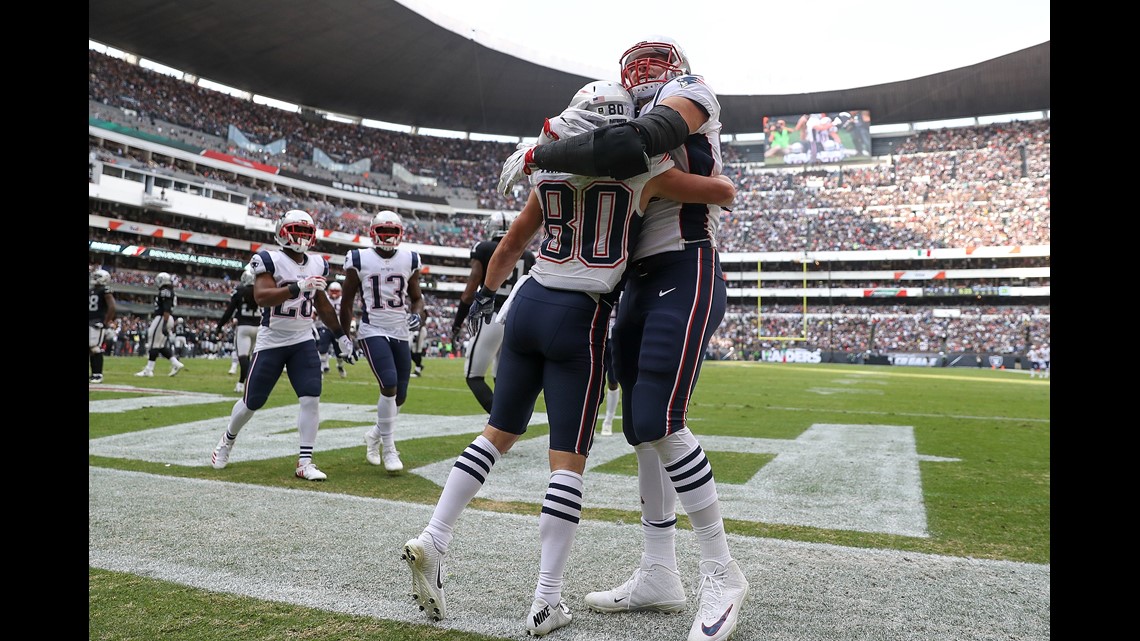 Tom Brady picks apart Raiders in Patriots' win in Mexico