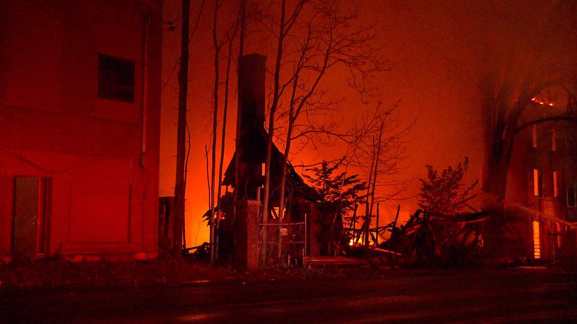 Massive fire destroys abandoned Waterbury factory | fox61.com